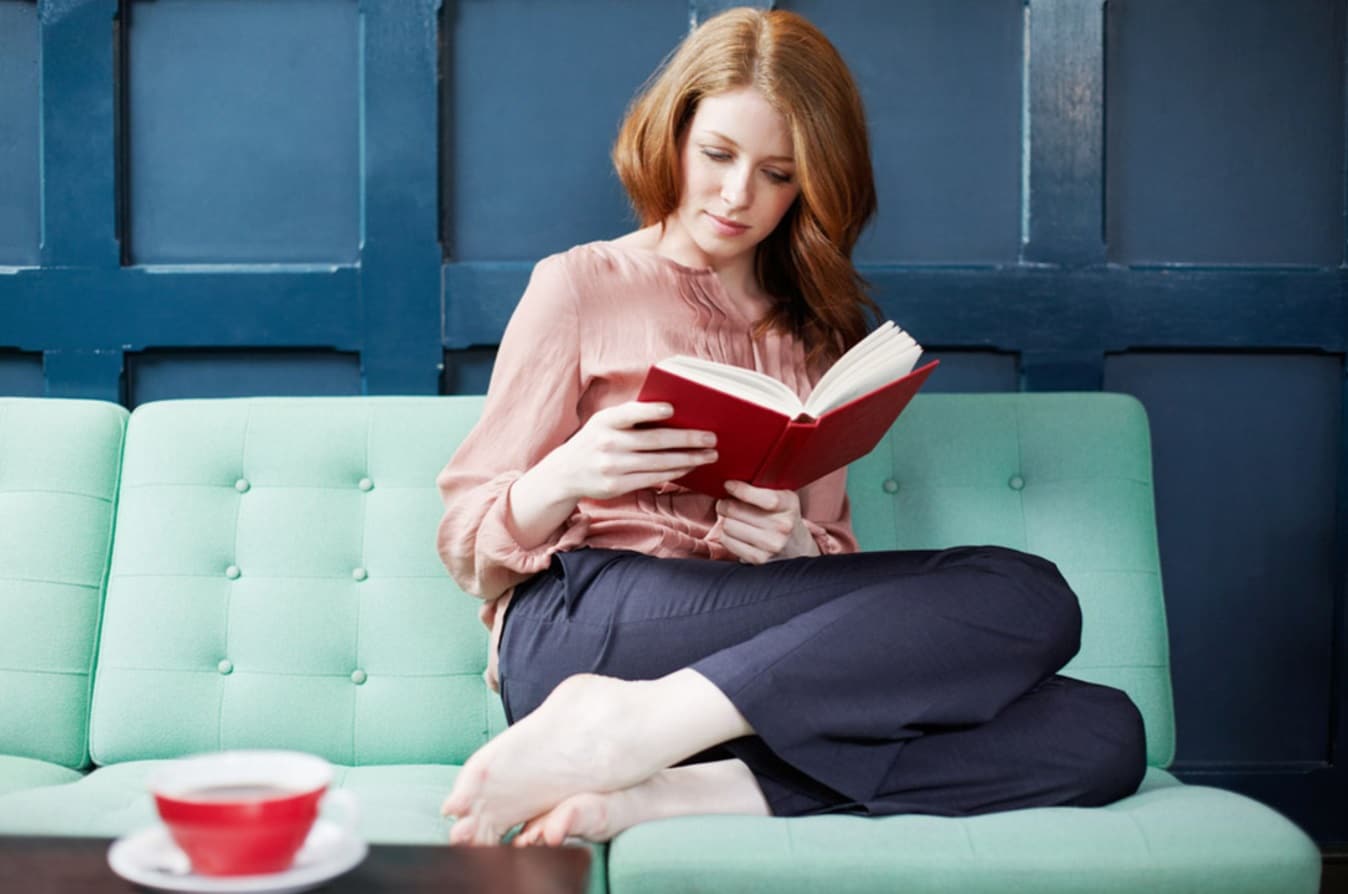 Femme qui lit un livre