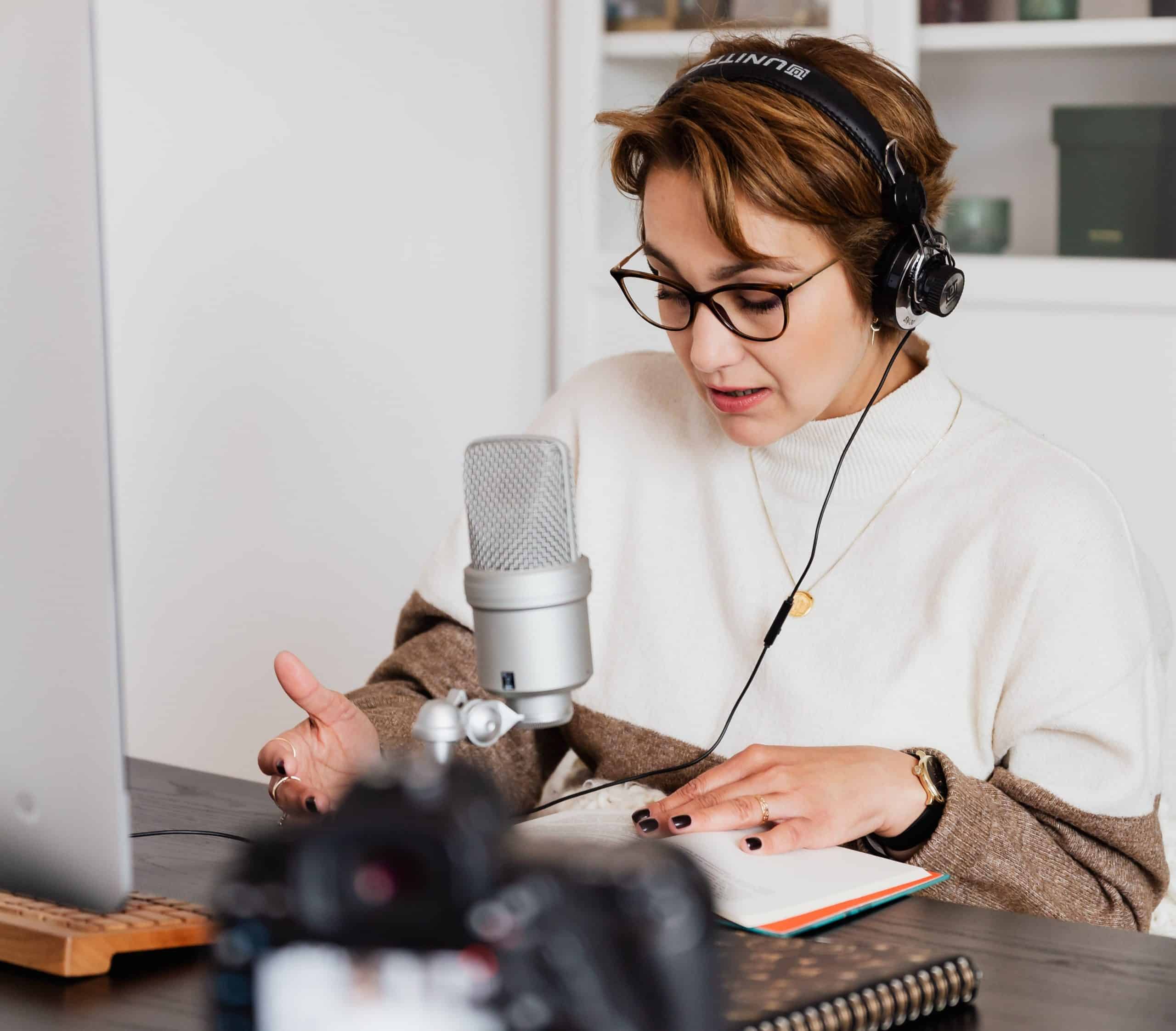Une femme entrain d'enregistrer sa voix pour un livre audio