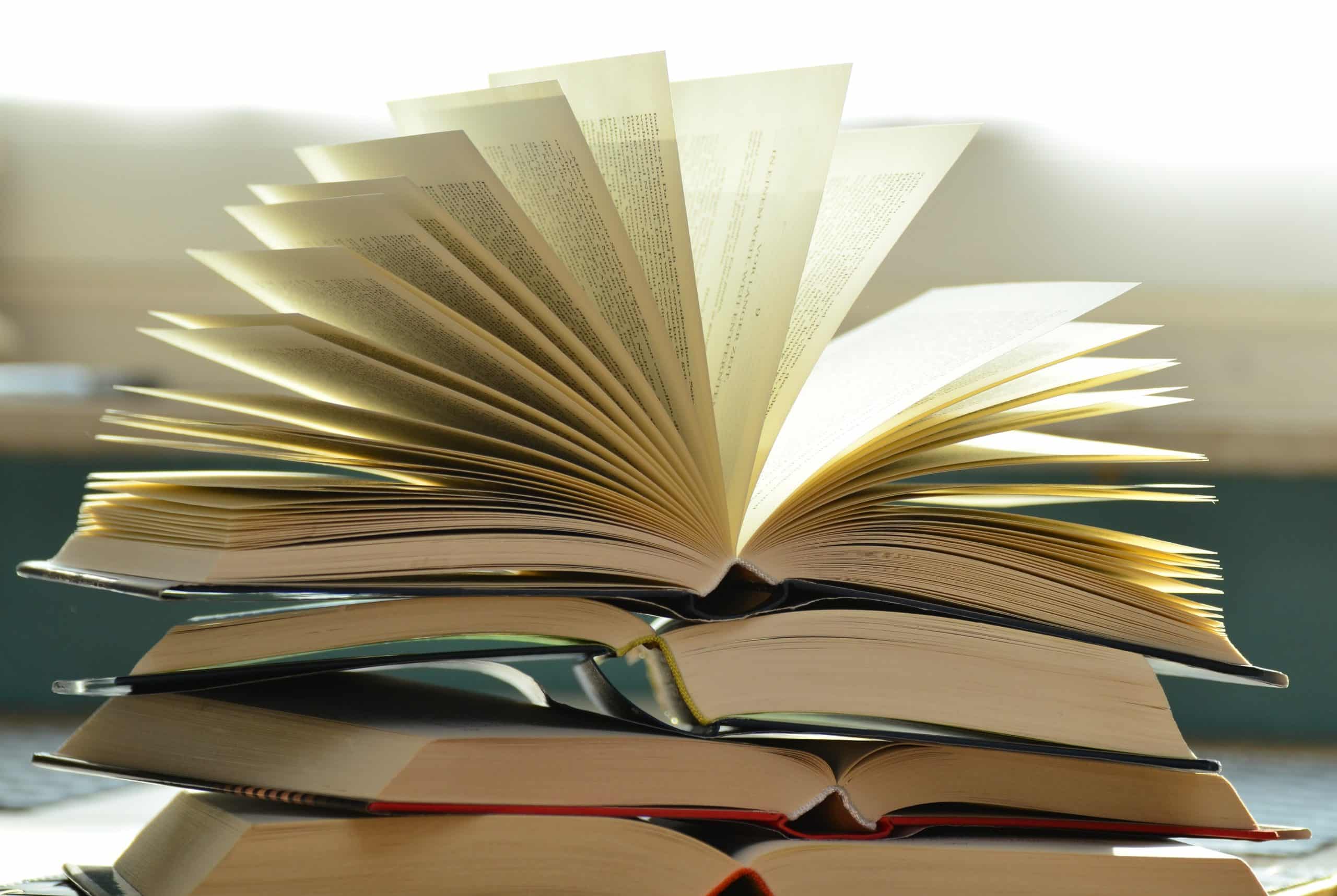 pile de livres reliés ouverts