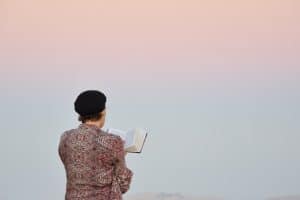 femme française lecture livre ouvert paysage