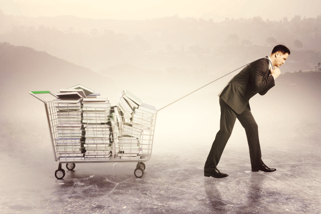 une personne tire des livre de trading