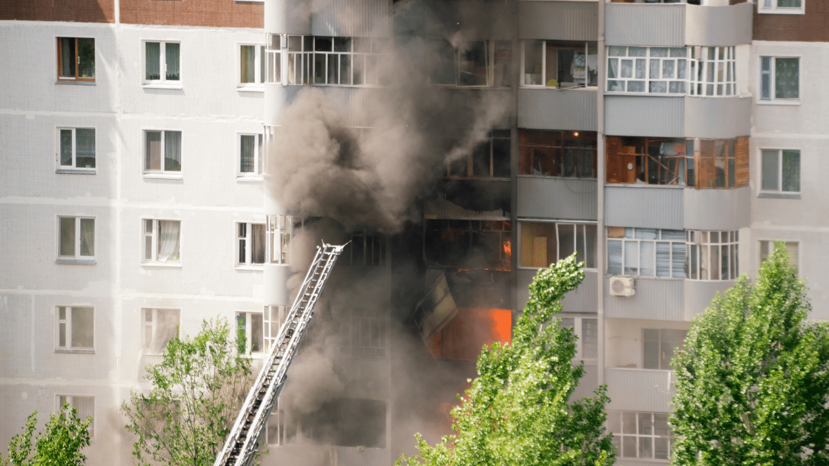 Incendie, la clause du bail qui peut tout changer pour les locataires
