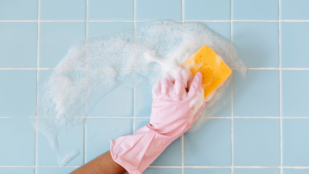 Le bicarbonate de soude blanchit les joints de la salle de bain
